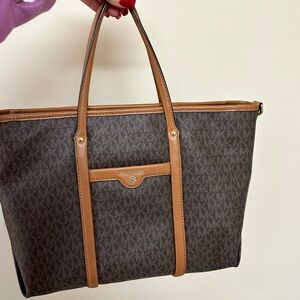 Micheal Kors monogram purse